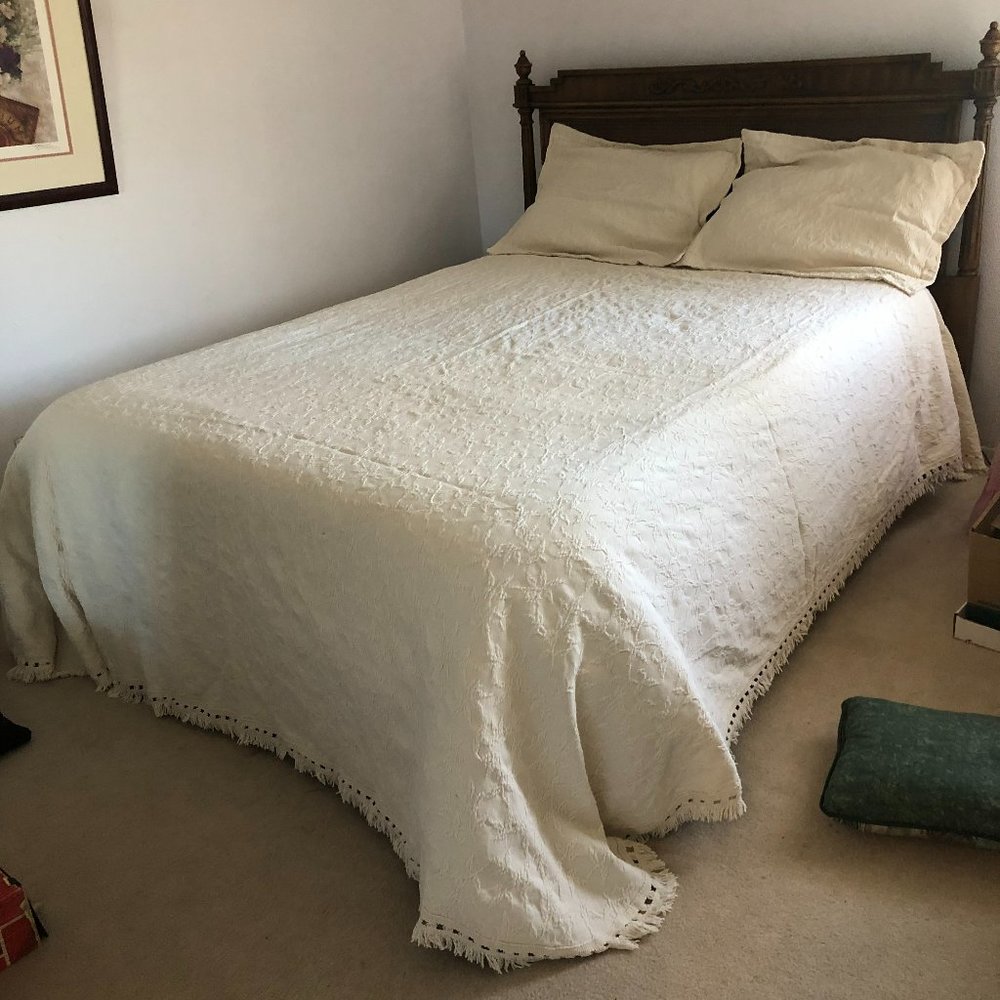 L.L. Beam Vintage Matelasse Bedspread Made in USA  86x110" 2 Pillow Shams